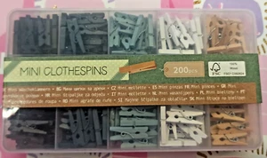200 Mini-Holzklammern Wäscheklammern ca.25 mm x 3mm Bunt Deko DIY Basteln in Box - Bild 1 von 1
