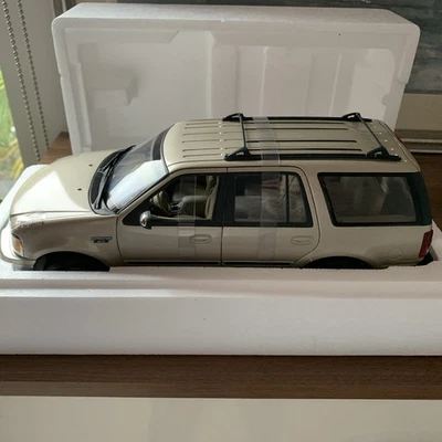 UT Models Ford Expedition XLT 1:18 Gold - Image 1 of 4
