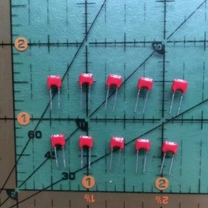 Vitramon Ceramic Radial Capacitor 3300pF 63v C0G .1" L/S VP32BA332JA 20pcs - Bild 1 von 3