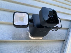 Blink Floodlight Black Mount With Outdoor Camera - Picture 1 of 6