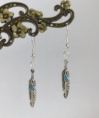 Pendientes colgantes cortos de pluma de plata con detalle azul - étnico boho tribal Foto 1 de 4