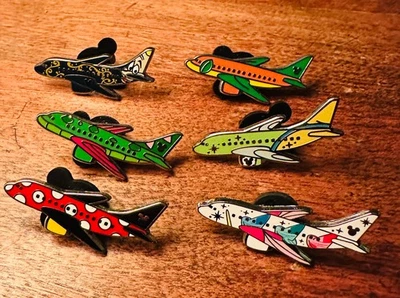 JUEGO DE 5 PINES MICKEY OCULTO AVIÓN ELLIOT CHASER NARANJA PÁJARO LUMIERE AVIÓN DISNEY Foto 1 de 4