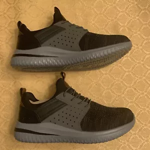 Skechers Uomo Delson 3.0 Cicada Sneaker Nero/Grigio 210238 Taglia 8.5 Spedizione Gratuita - Foto 1 di 8