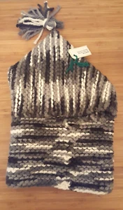NUEVO CON ETIQUETAS Hecho a mano Capucha Invierno Bufanda/Sombrero Combo Gris Negro Blanco Lana con Borla - Imagen 1 de 3