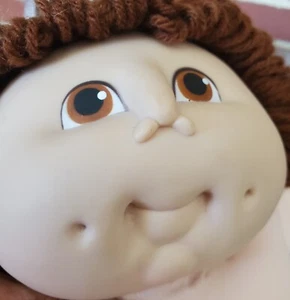 Vintage 1984 MN Thomas Baby braune Haare Augen Grübchen Kohl Patch Kinder Mädchen Puppe - Bild 1 von 14
