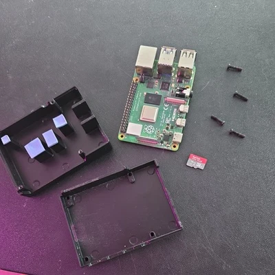 Paquete Raspberry Pi 4 Modelo B (1 GB RAM) - Estuche, Tarjeta Raspberry PI OS 16 GB Foto 1 de 4