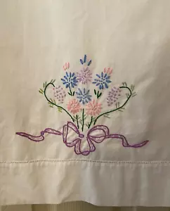 Una federa Grannycore nastro bouquet floreale ricamato a mano 18 x 32" - Foto 1 di 6