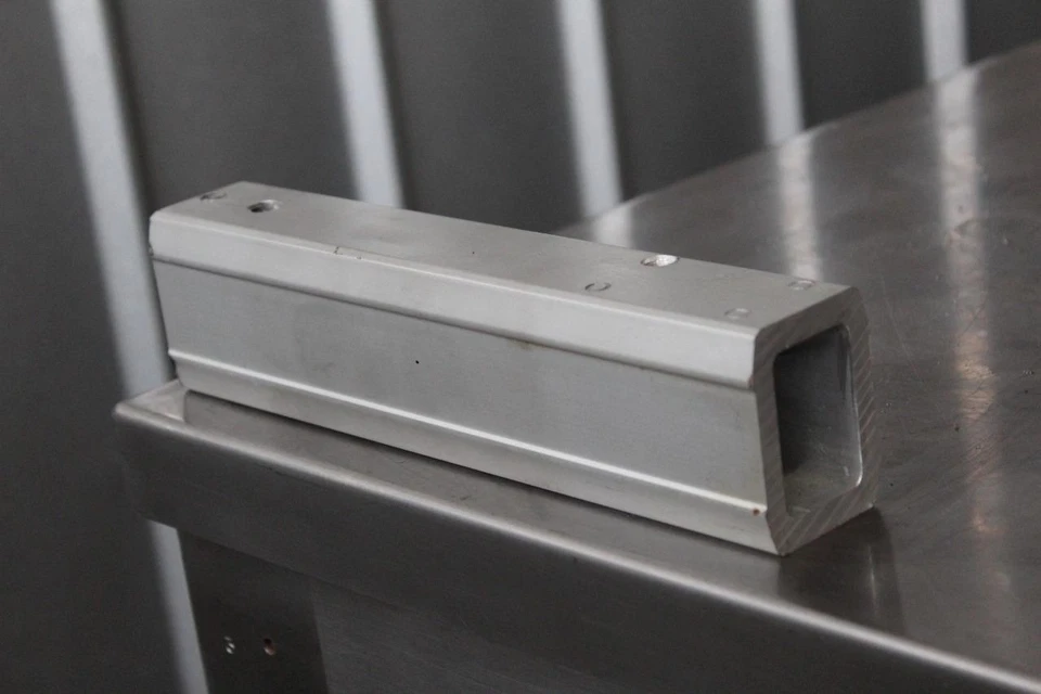 Tubo de extensión de soporte de brazo colgante nVent Hoffman C-CS2T5 45 x 60 x 254 mm Foto 1 de 1