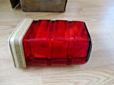 Conjunto de luces traseras traseras derecha Ford Escort Wagon 1981-1985 E1FZ-13404-C OEM NUEVO DE LOTE ORIGINAL Foto 1 de 4