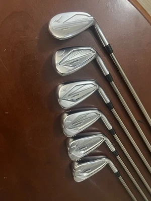 Mizuno JPX 923 Hot Metal RH Iron Set Recoil 460 Regular Flex 5-8, P, G - Image 1 of 4