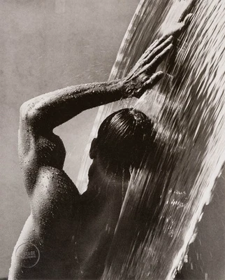 复古 Herb Ritts 印花瀑布男性模型双色调雕刻照片 1988 年垫 12x14 — 第 1/2 张图片