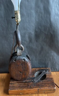 Lámpara de mesa náutica industrial bloque de poleas de madera de escotillas y cosas Foto 1 de 4