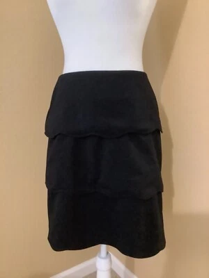 Saia Adrienne Vittadini preta em camadas recortada em camadas tamanho 6 - Imagem 1 de 4