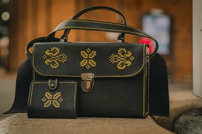 Handgefertigte Leder- und Holztasche "Domenica" - italienische Leder Umhängetasche mit Buche - Bild 1 von 4