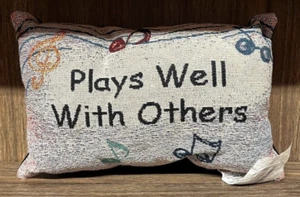 Almohada pequeña para tocar música con otros, 7 1/4 x 12 pulgadas - Imagen 1 de 2
