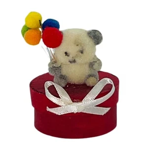 Oso de peluche panda difuso flocado de colección con globos caja de pastillas baratija roja pequeña 2" - Imagen 1 de 4