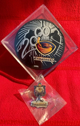 2000 ATLANTA THRASHERS RARE SHADOW LOGO NHL OFFICIAL HOCKEY PUCK IN CASE & PIN Cover