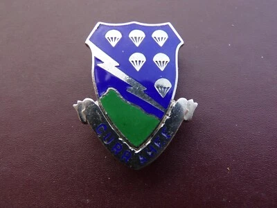 Ejército de los Estados Unidos 506.ª Infantería Cresta Aerotransportada Insignia Unidad Pin DI Militar PB Post Segunda Guerra Mundial Foto 1 de 2