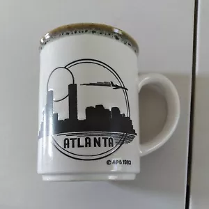 Taza de gres de recuerdo vintage en relieve Atlanta APS ATLANTA borde moteado 1983 - Imagen 1 de 5