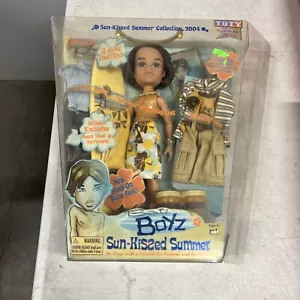MGA Entertainment Bratz Boyz Sun-Kissed Summer Collection bambola Cade nuova con scatola - Foto 1 di 3