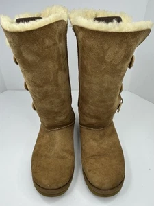 UGG Boots Gr. 11 Australia Bailey Button 1873 Chestnut Wildleder Lammfell gefüttert - Bild 1 von 12