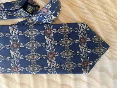 Corbata vintage geométrica Bill Blass para hombre azul marino, borgoña y dorado 36" de largo talla estándar Foto 1 de 4