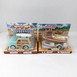 CHEVRON AUTOS Spielzeug Sammlerstück MENGE 2 AUTOS MIT STRANDMOTIVEN Woody & C.C. Boot - Bild 1 von 1