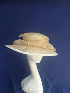 Sombrero de boda formal de ala grande beige arena Sinamay y pluma carreras de iglesia - Imagen 1 de 18