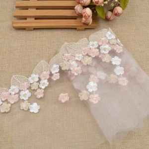 1 yarda de tela bordada de flor blanca rosa con borde de tul transparente de 1 yarda - Imagen 1 de 8