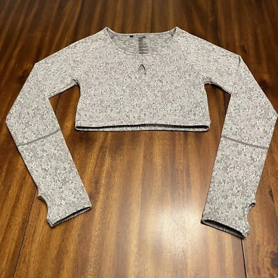 Gymshark 女式灰色跳蚤纹理长袖锁眼作物上衣,尺寸 M — 第 1/4 张图片