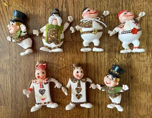 Vintage 60er Jahre Weihnachtsschmuck Alice im Wunderland Verrückter Hutmacher Herzen beflockt - Bild 1 von 7