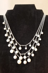 **Neu Donna Brennan grau und weiß 3 Stränge Lagenlook Perlenkette** - Bild 1 von 5