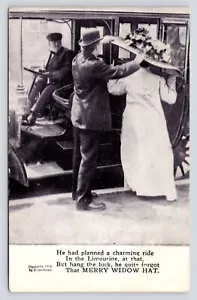 Fröhliche Witwe Hut Frau bekommt Chauffeur Limousine Fahrt c1908 Vintage Humor Postkarte - Bild 1 von 4