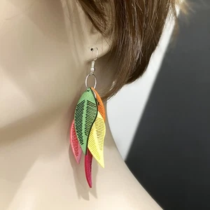 Orecchini colorati a forma di piuma ritagliati in ecopelle, fatti a mano, moda estiva - Foto 1 di 3