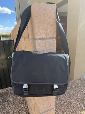 普拉达黑色尼龙和萨菲亚诺皮革装饰标志邮差包新品 — 第 1/4 张图片