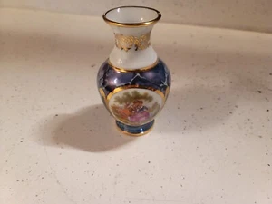 VINTAGE LIMOGES MINIATURE VASE FRANCE COURTING COUPLE GOLD RIM - Picture 1 of 3