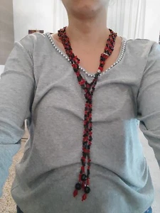 Collana lunga donna elegante in pietra rossa corallo e pietre nere fatta a mano - Foto 1 di 4