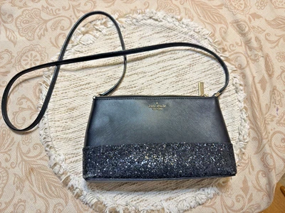 Сумочка через плечо Kate Spade модель Greta Court Ina черная блестящая - небольшая сумка - Изображение 1 из 4