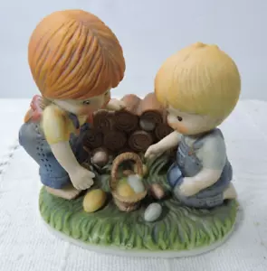 Enesco Country cugini caccia alle uova di Pasqua bambini con cestini uova 1982 - Foto 1 di 5