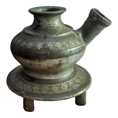 Antigua olla cachimba antigua de latón con incrustaciones de plata fina de 1900 grabada forma única Foto 1 de 4