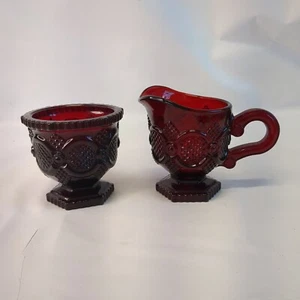 Juego de platos de azúcar y crema vintage de vidrio rojo rubí Avon Cape Cod 1876 - Imagen 1 de 9