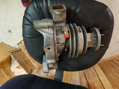 (Buen Usado) Bomba de Agua Mack E7 Serie ETECH 360GB532M, Carcasa Bomba de Agua. con polea Foto 1 de 4