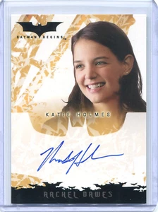 BATMAN COMIENZA: KATIE HOLMES - Tarjeta coleccionable firmada oficial mega rara Topps automática - Imagen 1 de 2