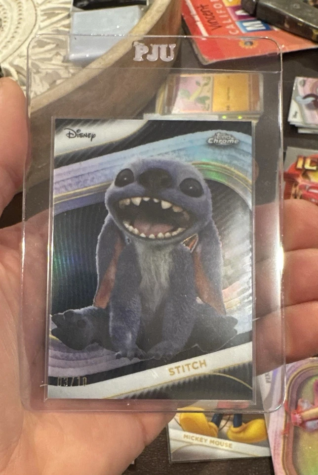 2025 Disney Topps Chrome Live Action Stitch #200 Black Refractor 3/10 - Bild 1 von 1
