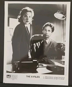 Vintage THE X-FILES Gloss B&W Press 8x10” Photo Mulder & Scully - Bild 1 von 1