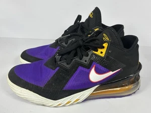Nike LeBron James XVIII Sneakers Uomo 9.5 Lakers Viola Oro Scarpe CV7562-003 - Foto 1 di 18