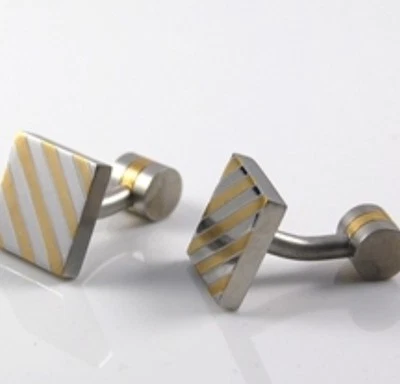 Gemelos marca "Kora" diseñador para hombre grado quirúrgico 316L y placa dorada nuevos sin etiquetas Foto 1 de 2