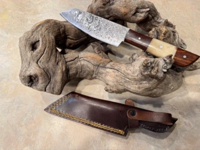 Faca de caça Damasco EDC com cabo de madeira e osso de dois tons, bainha de couro - Imagem 1 de 3