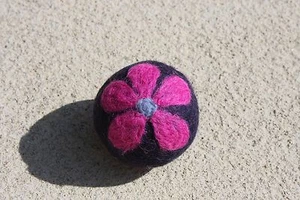 Juguete de lana de fieltro púrpura rosa caliente bola de flores - Imagen 1 de 1