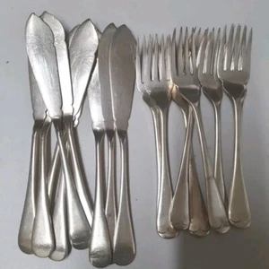 RARE SET OF 1910-20 WALKER & HALL SILVER FISH KNIVES (9) AND FORKS (8) - Bild 1 von 5